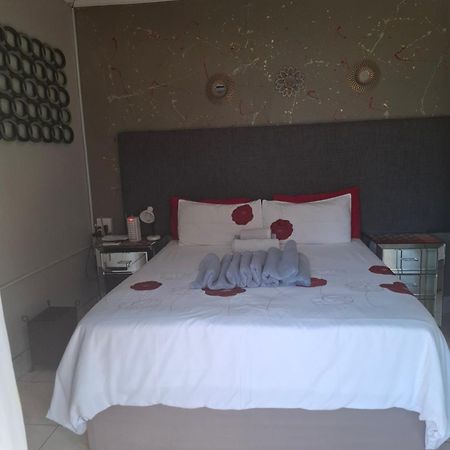 Vicky B Bed And Breakfast Mogwase Exterior foto